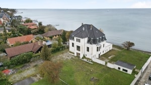 Det store palæ fra 1902 fremstår ikke i den bedste stand, men beliggenheden er helt unik med et stort potentiale for den rigtige køber, fremhæver Home Hellerup. Foto: Home/PR