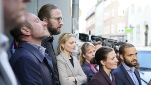 Martin Lidegaard, yderst til venstre, og resten af Radikales folketingsgruppen står på gaden i København efter et eksktraordinært krisemøde. Foto: Mads Claus Rasmussen/Ritzau Scanpix
