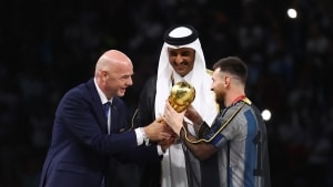 FIfas præsident, Gianni Infantino, overrakte VM-trofæet til Lionel Messi, efter at Argentina vandt VM i december 2022. Foto: Carl Recine