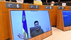Volodimir Zelenskij holdt talen for EU-Parlamentet via videolink. Han fortæller i talen, at den bliver holdt, mens han har pause mellem missilangreb og bombardementer. Foto: John Thys/Ritzau Scanpix