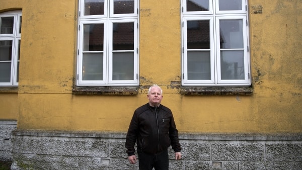 He is sentenced to pay DKK 2,000 in fines every week for his illegal plastic windows: But now Jørgen’s 16-year battle ends