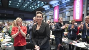 Pia Olsen Dyhr i salen til SF's landsmøde i Kolding sammen med partiets næstformand Lise Müller. Foto: Claus Fisker/Ritzau Scanpix