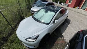 Taget på Morten Aaagaards Tesla blev totalsmadret under uvejret, der ramte Italien natten til tirsdag. Foto: Privatfoto/Free