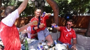 Så er festen i gang med Red Bull og vodka til. Foto: Emil Jørgensen