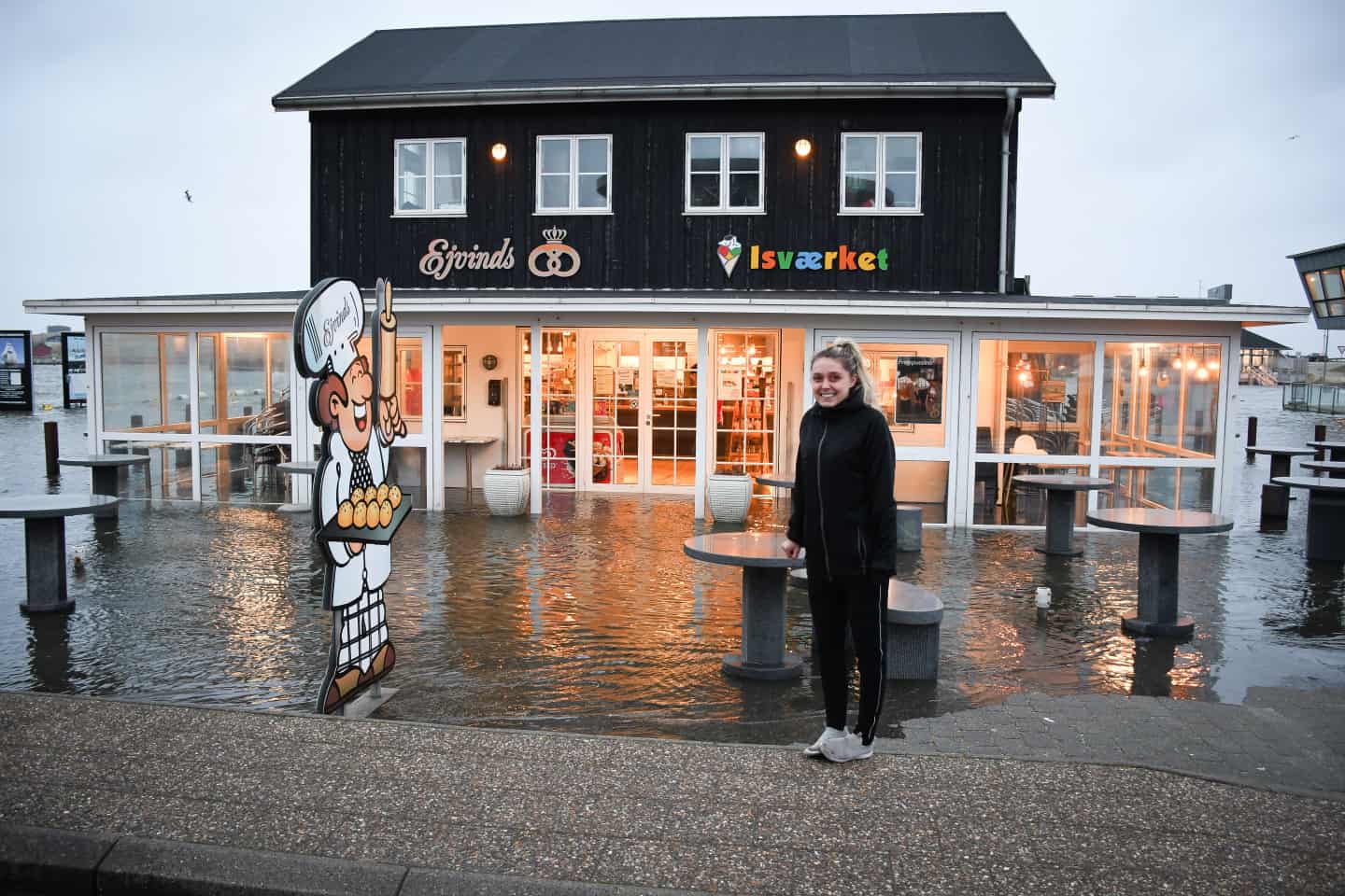 Vandet steg i Sande igen-igen: Bagerimedarbejder strandet uden for butikken | dbrs.dk