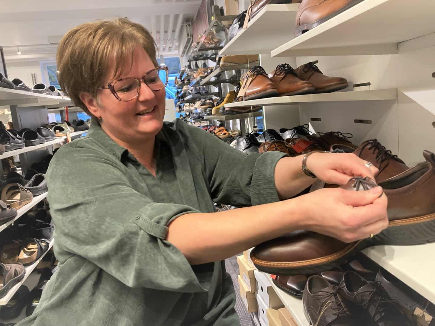 Samarbejdsvillig Sige Mob Tina har haft fod på sit job i 27 år: - Mænd kan godt finde på at købe to  par sko | ugeavisen.dk