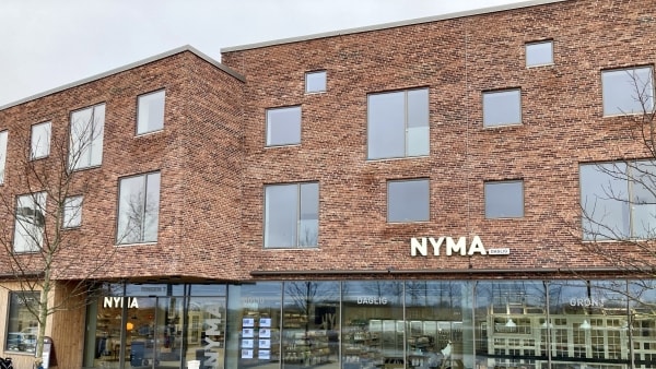 Kom med indenfor: Nye har fået en fancy købmandsbutik med gamle mosaikvinduer og et indbygget drivhus