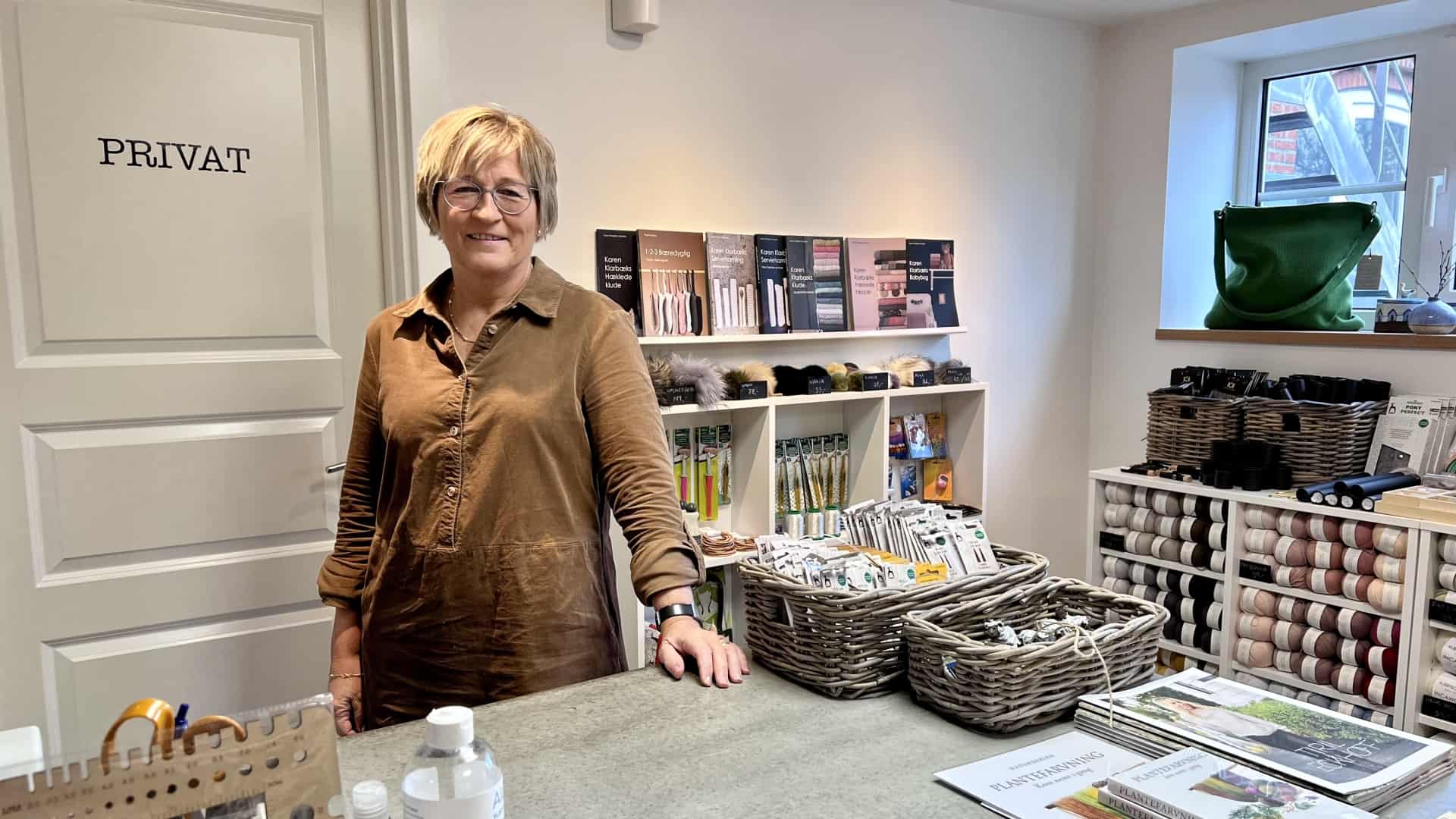 Line Inge's Inge Lines garnbutik er flyttet ned i kælderen men salget går op og op ...