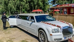 Limousine-chaufføren åbnede dørene for det nygifte par. Privatfoto