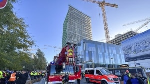 Redningsfolk fra brandvæsnet ses her ved ulykke i Hamburg.