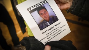 Løbesedler med den savnede 24-årige Nick Langkjær Hansen er blevet delt ud i Aarhus af frivillige fra organisationen Missing People. Foto: Kim Haugaard