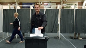 Så er krydset sat for første gang ved et folketingsvalg. Og 19-årige Emil Møller var grundig, før han satte sit kryds. Foto: Klaus Madsen