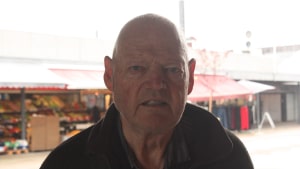 Benny Petersen, 75 år: - Jeg plejer at holde ved Føtex og gå ind og rundt i byen derfra. Jeg er i den situation, at jeg tager på, hvis ikke jeg får gået, så jeg går altid rundt inde i byen.