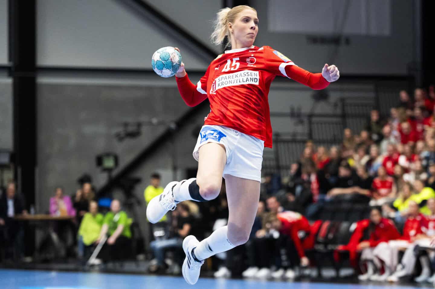 Debutanten tapper gode råd fra sin VM-guldvindende mor | fyens.dk