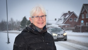 Ulla Jensen er formand for Vejlby Sogns Beboerforening. Og hun glæder sig over udsigten til bedre lys for cyklisterne på en del af Egeskovvej. Foto: Peter Friis Autzen