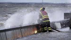 En stormflod ramte forrige weekend flere danske kyster, blandt andet ud mod Lillebælt og Østersøen. Beredskaberne var flere steder i aktion med watertubes og pumpeudstyr. Arkivfoto: Henning Bagger/Ritzau Scanpix