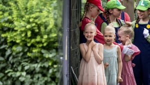 Holstebro: Yndige balletbørn og seje Super Mario-figurer venter på at komme på udendørsscenen i Lystanlægget. Balletskolens balletbørn fra 0. til 6. klasse opførte fredag eftermiddag deres forestilling på friluftsscenen i Lystanlægget.