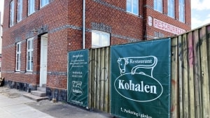 Restaurant Kohalen Aarhus er 4. april 2022 taget under konkurs, og har pillet navneskiltet ned, der ellers hang over vinduerne ud mod Jægergårdsgade. Foto: Søren Willumsen
