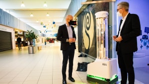 Centerchef Casper Bach Andersen, t.v., får en introduktion til UVD-robotten fra adm. direktør i UVD Robots, Per Juul Nielsen. Foto: Jakob Haugaard Christiansen