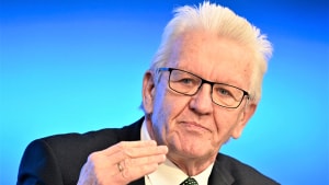 Winfried Kretschmann, en ældre herre på snart 73, er så populær, at hele 69 procent af vælgerne hos hans koalitionspartner, CDU, ifølge en meningsmåling ville stemme på ham, hvis der var tale om et direkte personvalg. Foto: Thomas Kienzle/AFP/Ritzau Scanpix