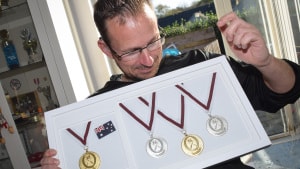 Det var ikke helt de medaljer, Jan Winther havde håbet på at få med hjem efter sin VM-rejse til Atsralien. Men alligevel. Foto: Peter Friis Autzen