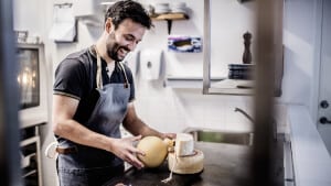 Marco Di Giuseppe har åbnet egen restaurant med navnet Prezzemolo (persille) i Jægergårdsgade. Det er et såkaldt osteria med fokus på uformel og enkel mad. - Konceptet er nyt for århusianerne, og mange spørger, om jeg ikke har andet end oste, eller om jeg ikke har pizza, fortæller han. Foto: Michael Svenningsen