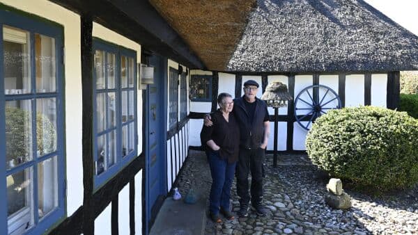 John fik en skør idé: Derfor har parret nu sat deres hus til salg