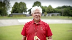 Niels Fredborg fik sin karrieredrøm opfyldt, da han i 1972 vandt OL-guld i München. Her er han fotograferet med medaljen på Aarhus Cyklebane, hvor det hele startede. Torsdag 28. oktober fylder han 75 år. Arkivfoto: Bo Amstrup/Ritzau Scanpix