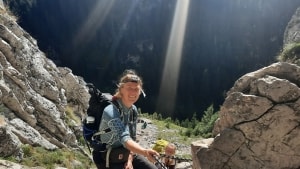 Anne har allerede rejst i 46 lande, og eventyrene fortsætter. Her er hun på grotteklatring i Tatrabjergene, Polen. Privatfoto