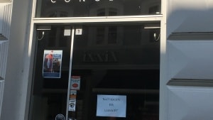 Et skilt i døren forkynder nu, at butikken er lukket. Der var fire ansatte i Varde. Foto: Morten Nielsen