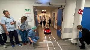 Dagkirurgisk Operationsgang på OUH har fået to elektriske biler, som de børn, der skal opereres, kan køre i. Foto: OUH