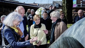 Kulturminister Mette Bock (LA) får en rundvisning i kunsthaven. Her taler hun med kunstner Hans Tyrrestrup, der bor i Thorstrup. Foto: Chresten Bergh