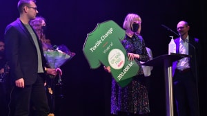 Ditte Højland modtog prisen på vegne af Textile Change. Foto: Axel Schütt