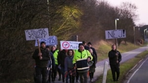 Borgerne i Sandvad demonstrerer stadig flere gange om ugen i protest mod det, der er sket på asylcentret i det lille samfund. Foto: Presse-fotos.dk