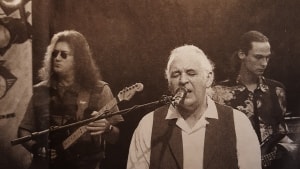 Procol Harum med Gary Brooker i front ved koncerten i Torvehallerne i 1996 - flankeret af guitaristen Geoff Whitehorn og bassisten Matt Pegg. Foto: Palle Pedersen/VAF