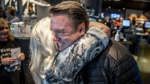 Forsanger i Kandis, Johnny Hansen, får et kram af en superfan. Dem får han mange af. Foto: Morten Stricker
