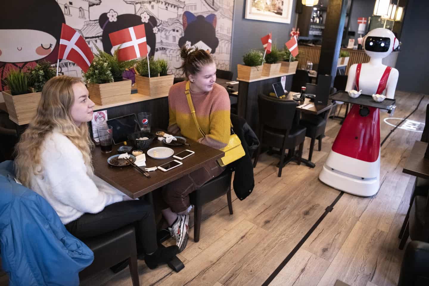 Viby-restaurant har fået ny medarbejder: Robotten Lucy kommer din sushi | stiften.dk