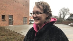 I halvandet år var humøret på lavpunktet, men efter befrielsen fra mishandling og fangenskab, og efter domsafsigelsen over fem unge, har Christina E. Jensen igen fundet smilet frem. Nu vil hun videre med livet, siger hun, og håber på, at hendes forvaringsdømte ekskæreste ikke anker sagen til landsretten. Foto: Flemming Mønster.