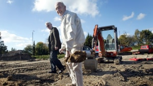Niels Poulsen var sammen med daværende borgmester Ejgil W. Rasmussen (i baggrunden) med til at tage de første spadestik, da byggeriet af seniorbofællesskabet Trekanten i Hovedgård blev sat i gang i 2005. Arkivfoto: Søren E. Alwan