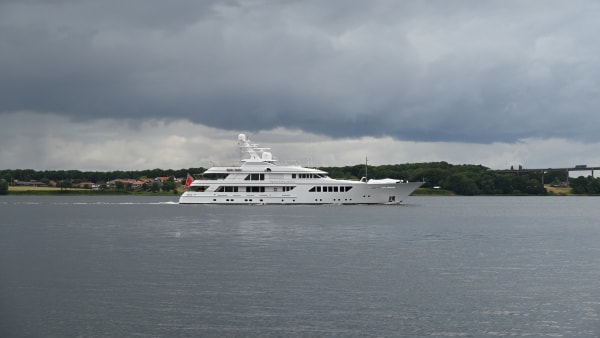 Jo, den 316 millioner kroner dyre yacht var mystisk: AI opdigtede 101-årig milliardær-ejer