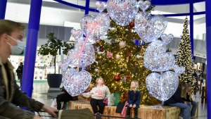 Randers Storcenter har et ønsketræ, som formidler gaver til anbragte og andre udsatte børn, men de 58 forretninger i centret har også givet penge til Randers Julehjælp. Foto: Lars Rasborg