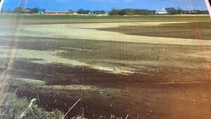 Lodsejer Poul Erik Nielsen fra Jedsted tog ved oversvømmelserne i februar måned et foto af markerne omkring Kongeåen. For ham er det et bevis på, at der er alt for meget sand i Kongeåen, for da vandet trak sig tilbage fra markerne, efterlod det store mængder sand, hvilket ifølge ham aldrig er sket før. Privatfoto