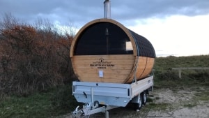 Mandag blev den mobile sauna spottet af en borger ved en ejendom ved Fjelsted og nu er den tilbage ved foreningen, men der kommer til at gå lidt tid inden medlemmerne i foreningen Friluftsliv & Sauna igen kan få varmen. Privatfoto