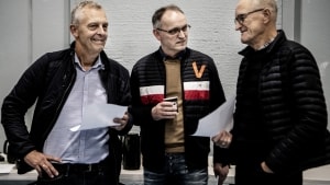 De kommende, lokale byrådspolitikere Søren Broch (tv.) og Jørgen Mikkelsen (i midten) i samtale med den tidligere folketingspolitiker Jens Vibjerg. Foto: Mette Mørk