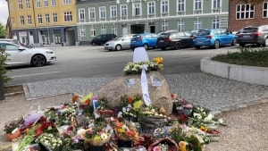 På Nørretorv har venner og familie lagt blomster og tændt lys på stedet, hvor en 20-årig mand blev fundet i livløs tilstand i bagagerummet på en bil. Fire mænd sidder fængslet i sagen, hvor også en 28-årig kvinde er sigtet. Arkivfoto: Birgitte Avnesø