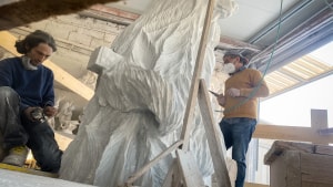 Dygtige billedhuggere i den italienske by Pietrasanta er i gang med at veksle Maria Rubinkes isbjørne-vision til virkelighed. Når vejret bliver varmere i Danmark, flytter værket til sit ny hjem i Horsens. Foto: Maria Rubinke
