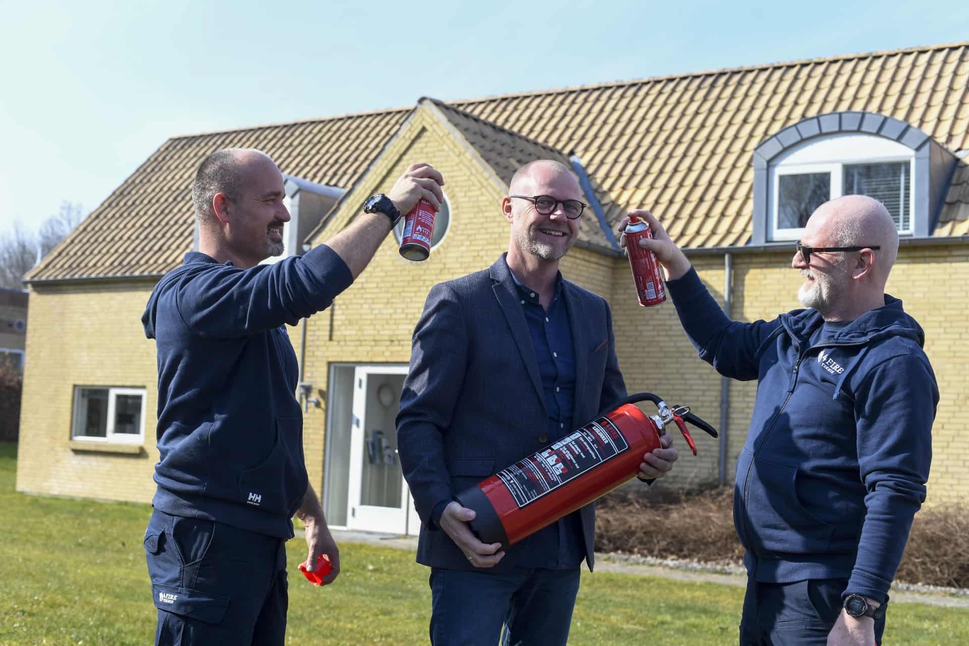 Lars Og Jacob Har Set Mennesker Miste Alle Deres Ejendele Ved En Brand Og Flammer æde Værdier 