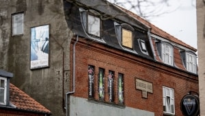 Hvad sker der egentlig inde bag mur og ølreklamer i Søndergade? Foto: Johan Gadegaard