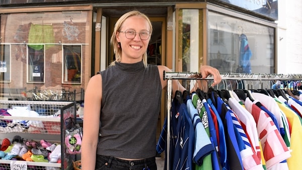 Her finder du ægte sportstøj og -sko fra 70'erne: Vintage-butik er åbnet i for de modebevidste og nostalgikerne | ugeavisen.dk