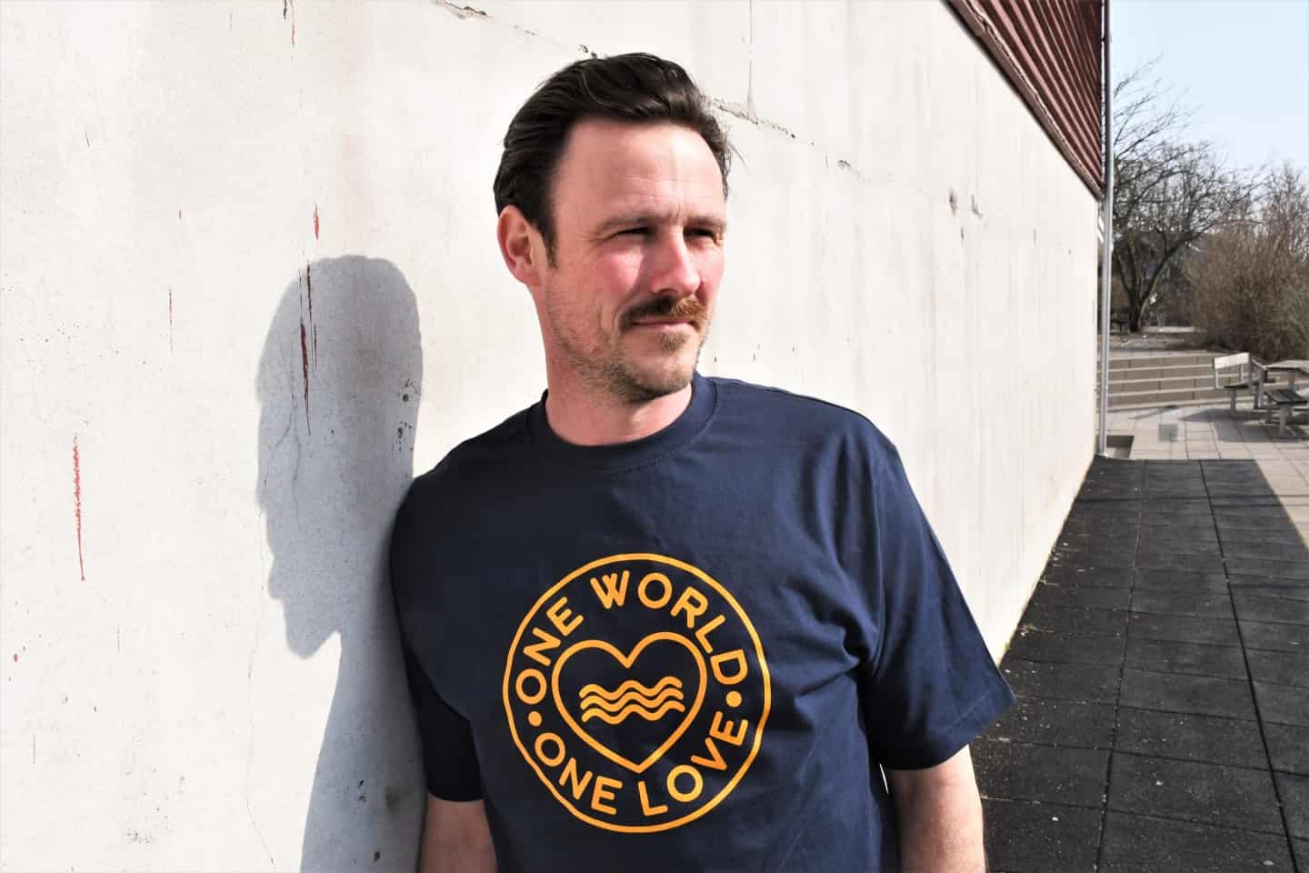 world One love: Nigel Thomas laver t-shirt til støtte Ukraine |